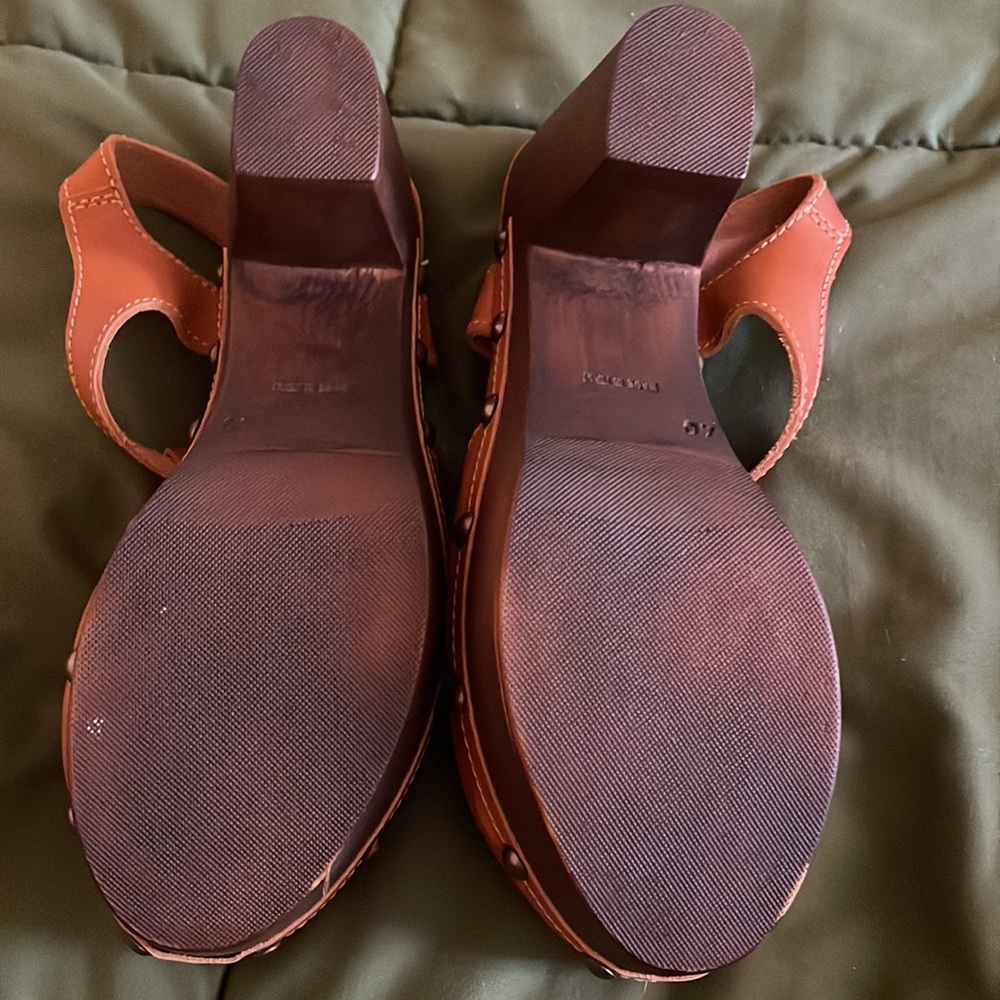 Shoeicca Women's Tan Platform T-Strap Sandals - Picture 3 of 3